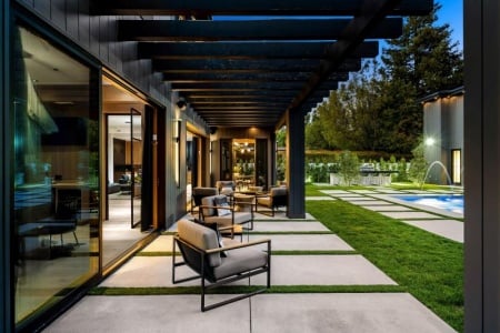 La pose de pergola murale, solution idéale pour les espaces restreints