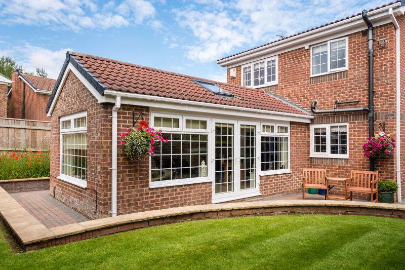 Carport ou auvent, quelle structure choisir pour protéger votre véhicule ?