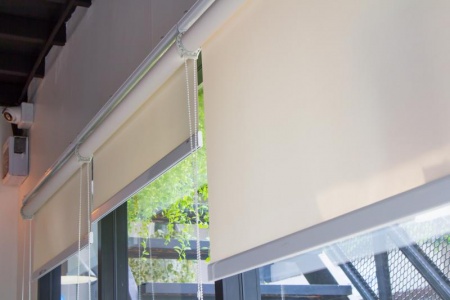 Les stores verticaux modernes qui allient esth&eacute;tique et fonctionnalit&eacute;