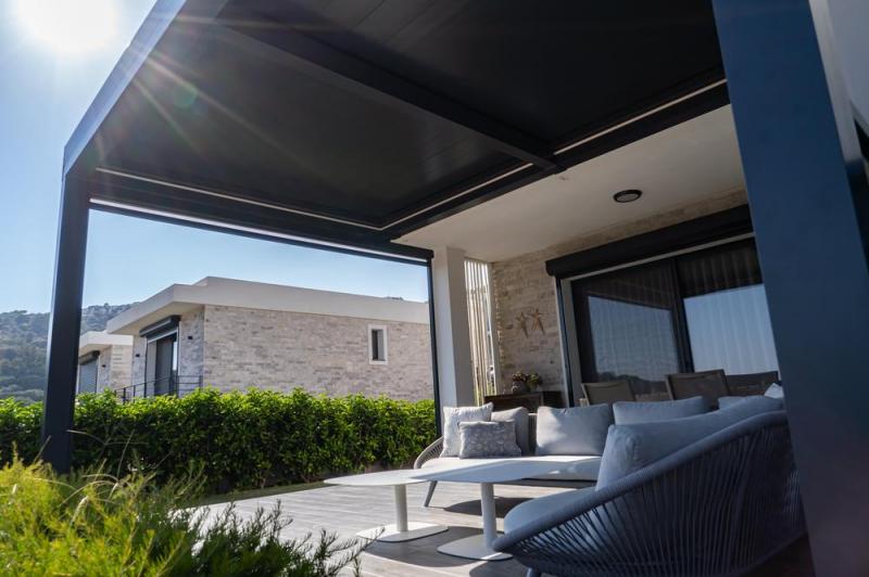 Pergola avec toiture en toile, confort et style garantis