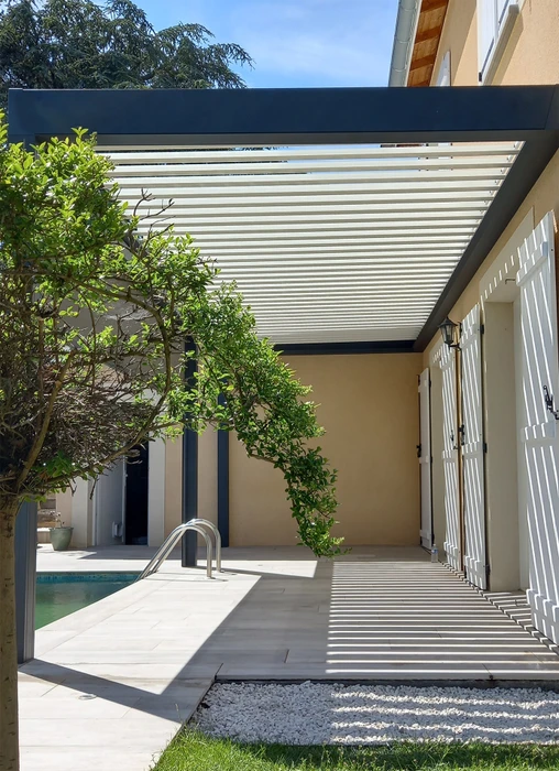 Terrasse extérieure moderne avec pergola bioclimatique à lames orientables en aluminium, structure anthracite