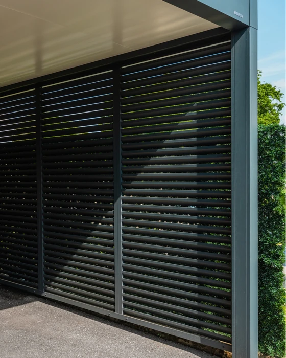 Pergola bioclimatique extérieure avec lames orientables en aluminium anodisé anthracite