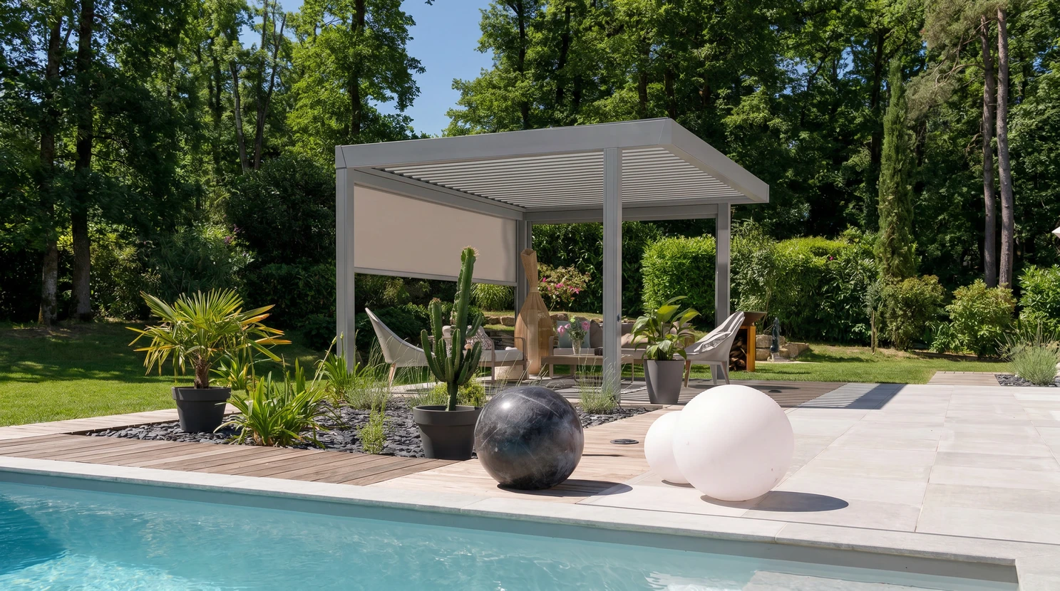 Terrasse extérieure avec pergola bioclimatique à lames orientables en aluminium blanc, store vertical screen beige intégré