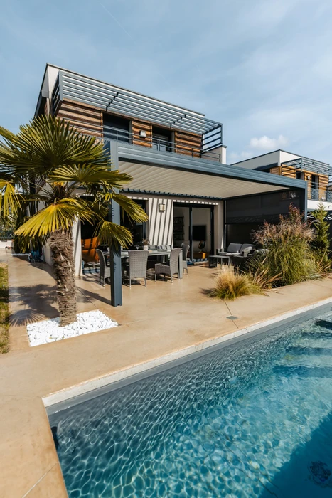 Terrasse extérieure avec pergola bioclimatique à lames orientables aluminium anthracite