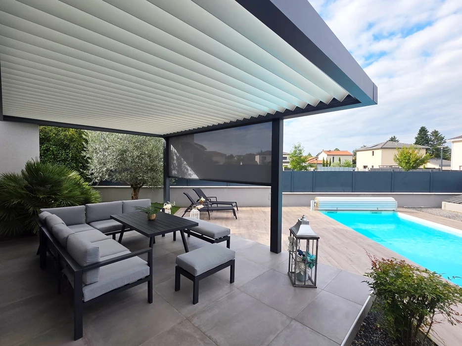 Terrasse extérieure couverte d'une pergola bioclimatique à lames orientables en aluminium blanc