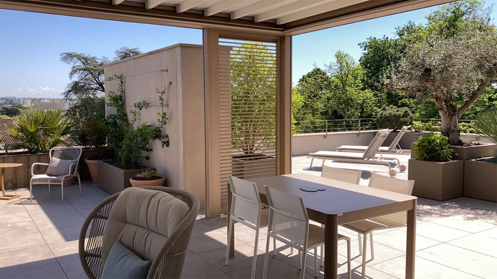 Pergola bioclimatique aluminium laqué gris, structure autoportante à toiture plate avec lames orientables