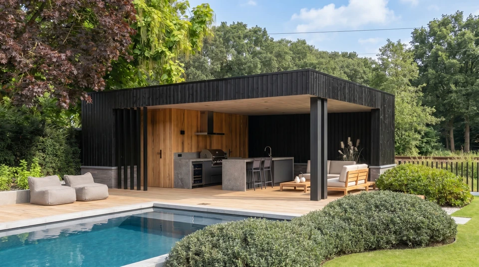 Cuisine extérieure couverte avec pergola vitrée, table en bois massif entourée de chaises tressées blanches et noires, îlot central avec plan de travail en pierre naturelle, crédence carrelage métro blanc, suspensions en rotin tressé
