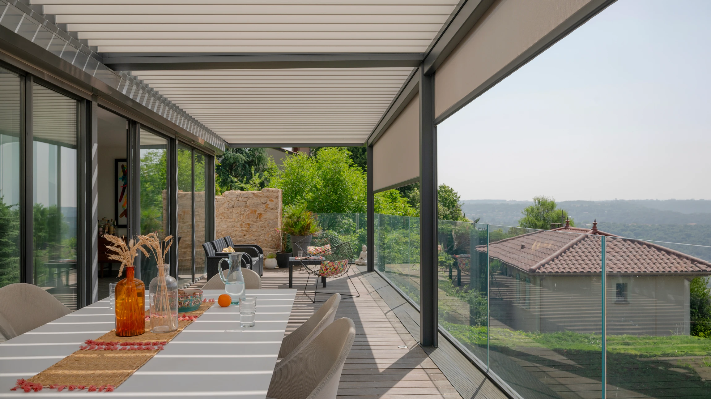 photo réaliste pergola bioclimatique de conception moderne avec des lattes d'aluminium qui se dresse près d'une maison moderne avec piscine, avec salle à manger, riche en végétation