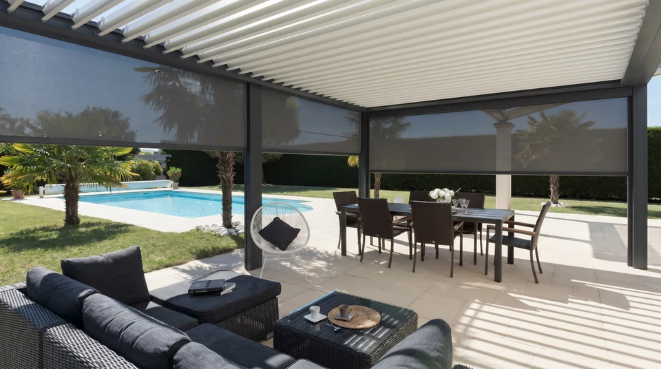 photo réaliste pergola bioclimatique de conception moderne avec des lattes d'aluminium qui se dresse près d'une maison moderne avec piscine, avec salle à manger, riche en végétation