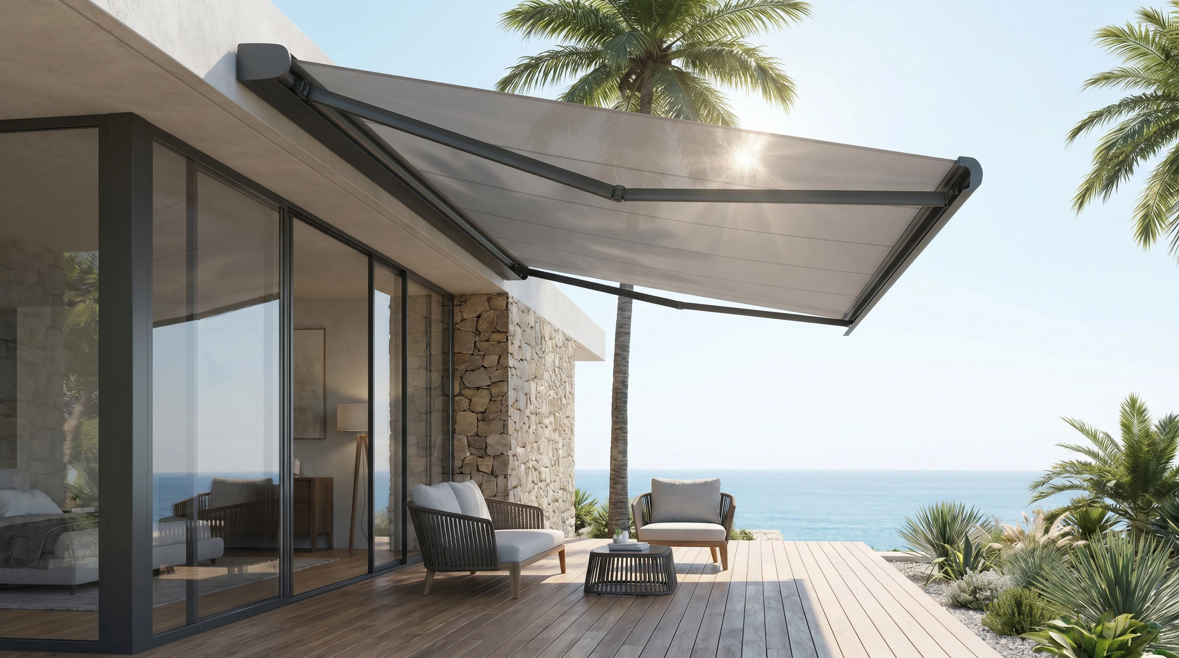 Terrasse extérieure avec un store banne coffre déployé en toile beige ou grise, protégeant une zone de détente aménagée avec mobilier de jardin (chaises longues ou canapé), photographié de jour en lumière naturelle, montrant l'élégance et la fonctionnalité du store en aluminium fermé partiellement ou complètement déployé selon le besoin de protection solaire.