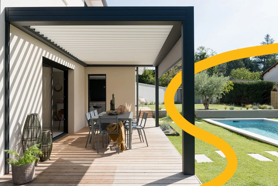 Atelier industriel avec technicien en polo rouge assemblant des profilés aluminium à l'aide d'une visseuse électrique