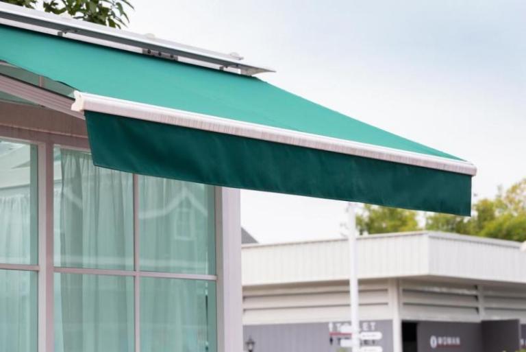 Comment garantir une pose de stores impeccable à Lentilly ?